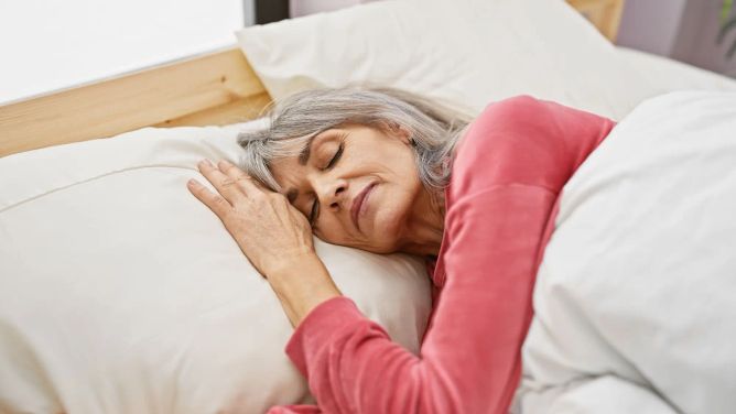 Ve vyšším věku spánek už není tak hluboký a často bývá přerušovaný Ve vyšším věku spánek už není tak hluboký a často bývá přerušovaný