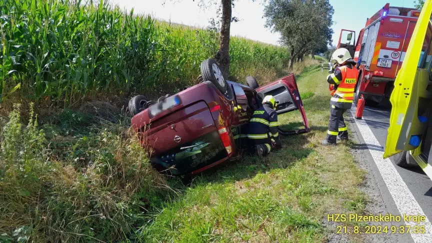 Nedaleko Klatov došlo k vážné nehodě. Auto skončilo na střeše