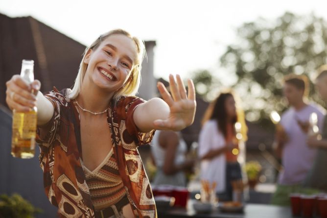 Mladí lidé si v Česku užívají bez zábran. Mladí lidé si v Česku užívají bez zábran.