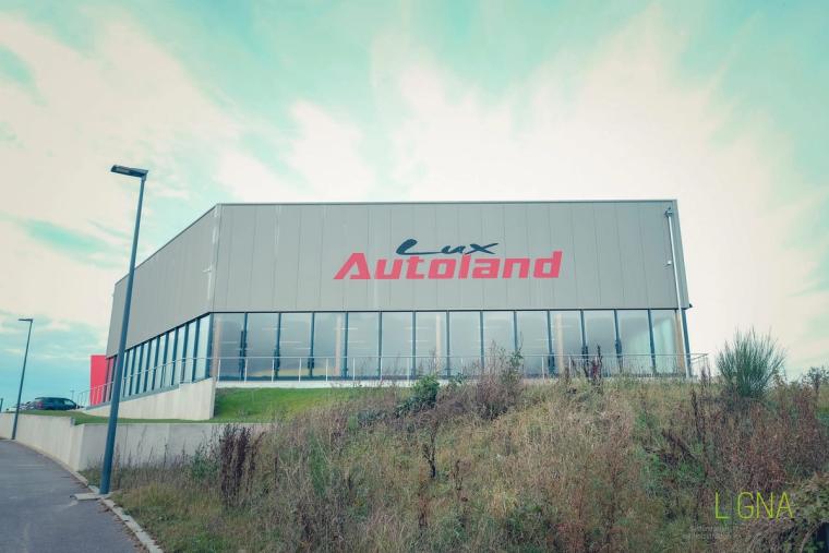 Außenansicht des Autohauses Lux Autoland mit Schriftzug auf der Metallfassade