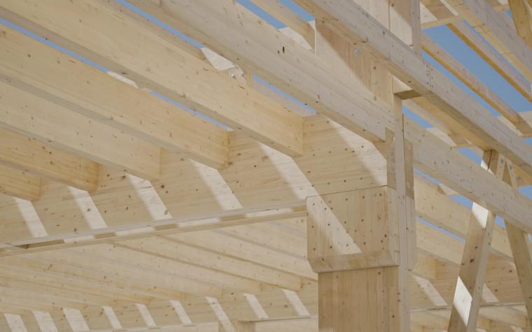 Sonnenlicht auf der Balkenlage des Holzdachs