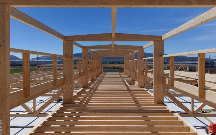 Untersicht der Fachwerkträger des Daches vor blauem Himmel