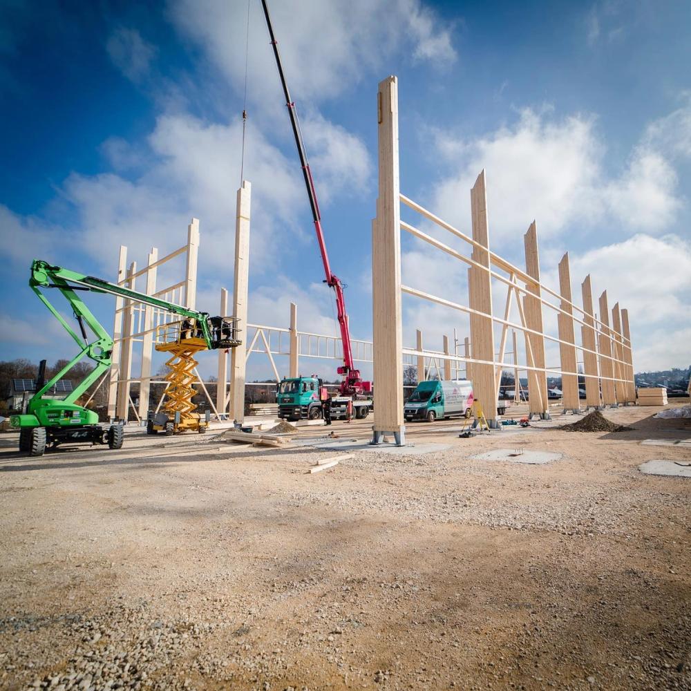 Montage eines Holztragwerks auf der Baustelle
