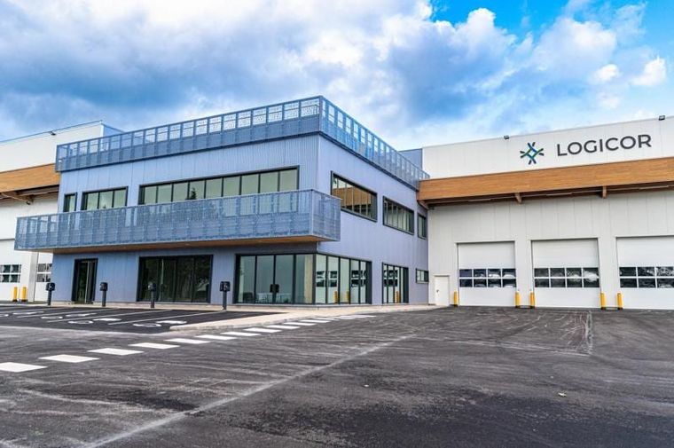 Vorplatz mit dreigeschossigem Büroteil, Logicor-Schriftzug und Verladetoren