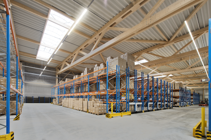 Lagerhalle aus Holz mit weitgespanntem Tragwerk, stützenarme Lagerfläche