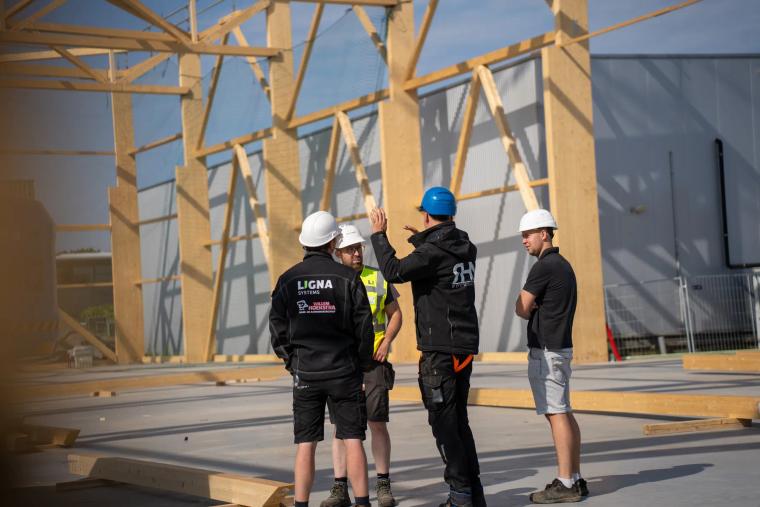 Montageteam von LIGNA systems unter dem aufgerichteten Tragwerk