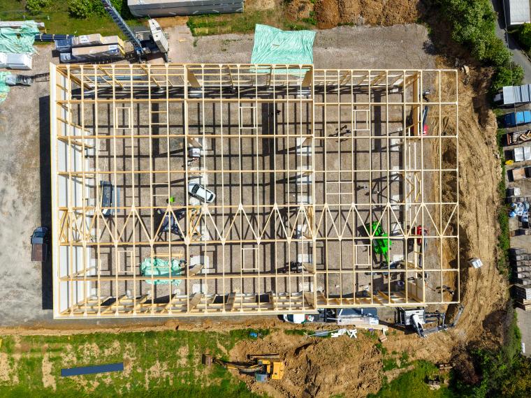 Senkrechte Drohnenaufnahme des Tragwerk-Rasters