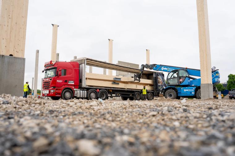 Anlieferung der Holz-Rohrstützen per LKW auf der Baustelle