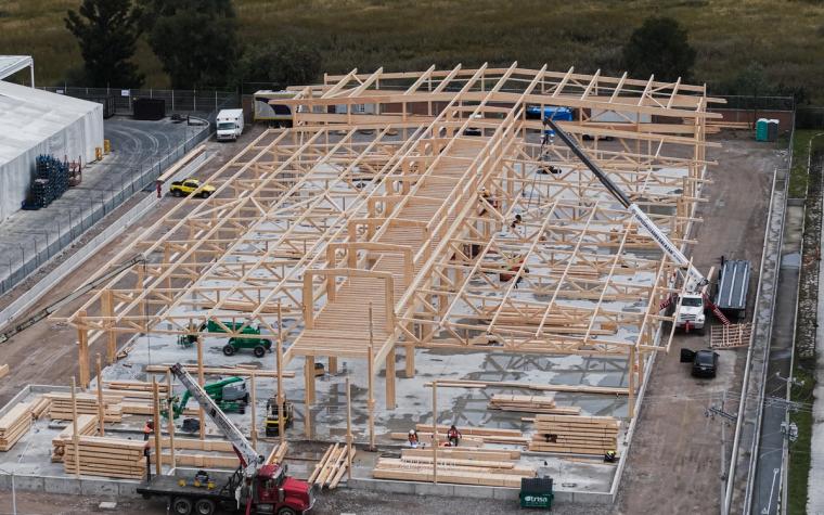 Luftbild des errichteten Holztragwerks neben einer Nachbarhalle