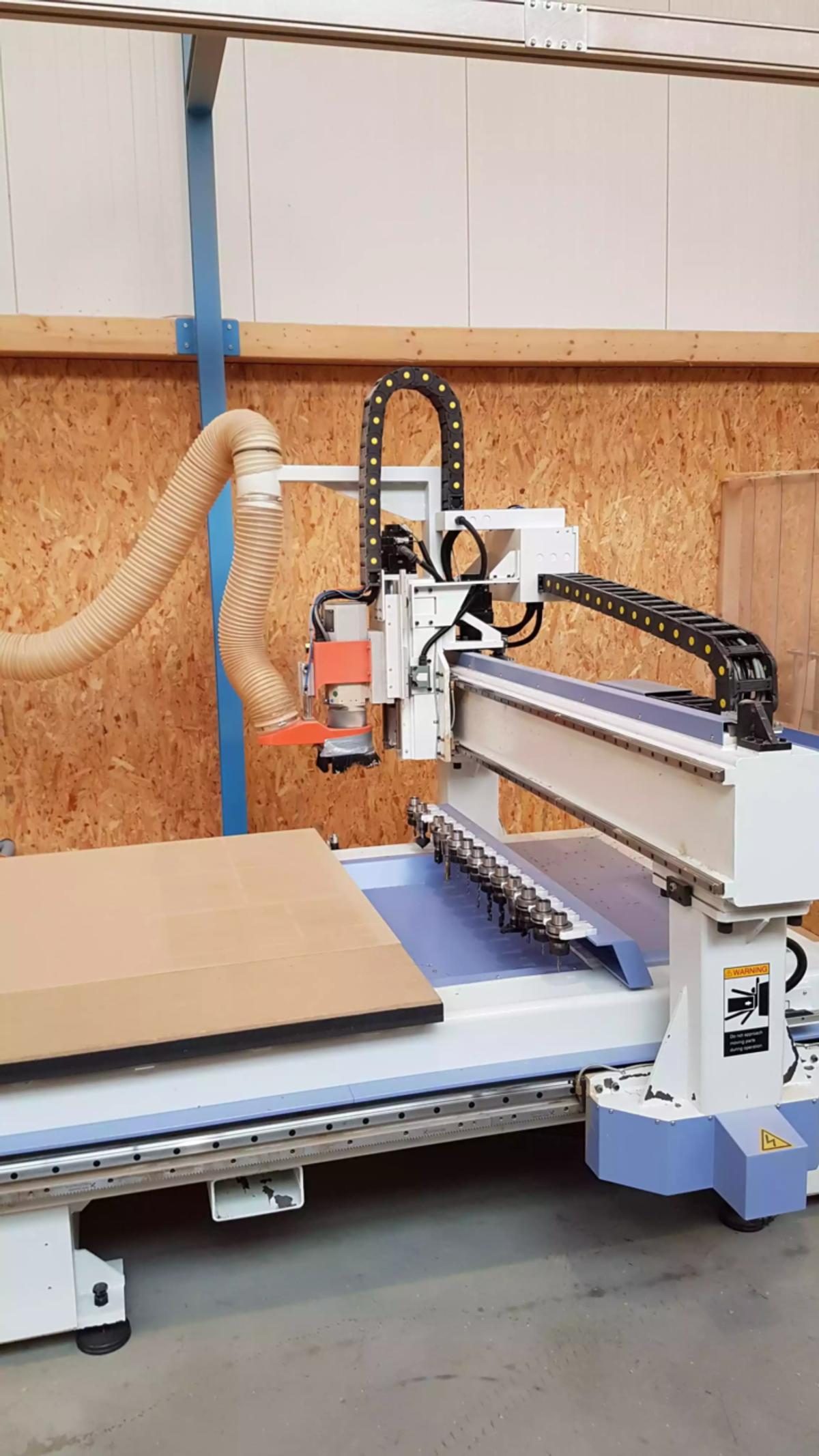 CNC-Holzfräse bei der dreidimensionalen Plattenbearbeitung