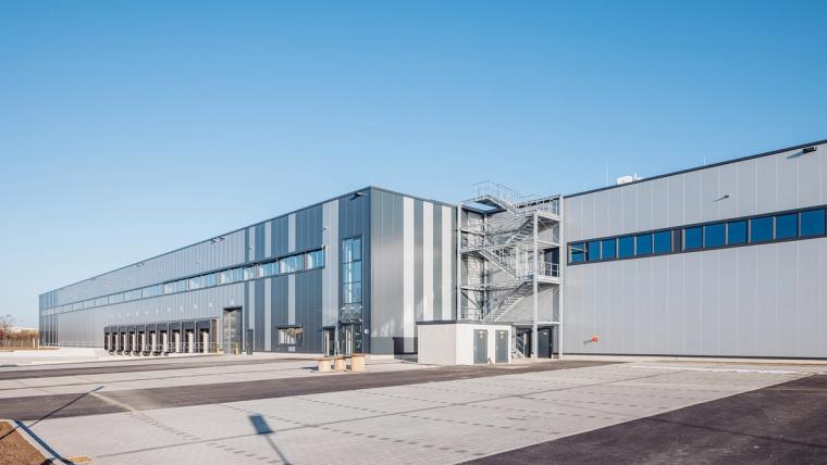 Logistikzentrum Krostitz mit Holz-Dachtragwerk von LIGNA systems · Bild 1/8