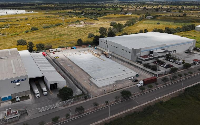 Luftbild des Bauplatzes zwischen zwei bestehenden Hallen