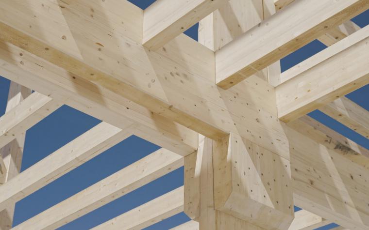 Eckverbindung des Tragwerks aus Brettschichtholz im Sonnenlicht