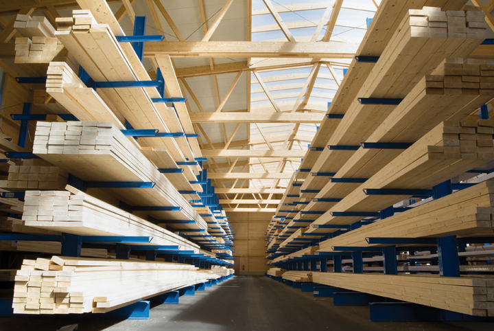 Produktionshalle mit weitgespanntem Holztragwerk und Hochregalen, Industrienutzung