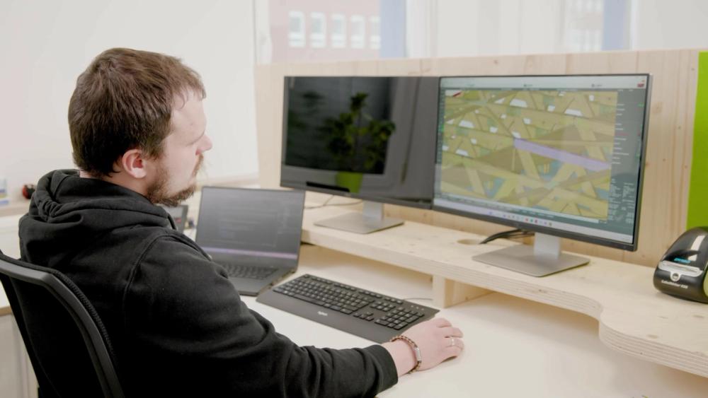 Ingenieur arbeitet am 3D-Tragwerksmodell im Planungsbüro von LIGNA systems