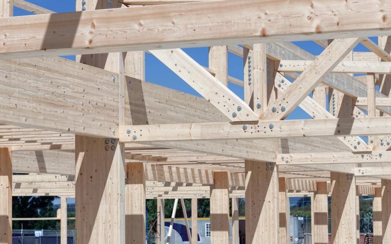 Fachwerkträger und Stützen des Tragwerks vor blauem Himmel