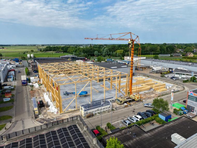 Luftaufnahme der Baustelle mit Kran und wachsendem Tragwerk