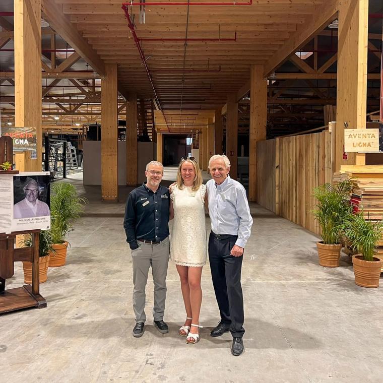 Sarah Dupuis von LIGNA systems mit Gästen bei der Eröffnung in der fertigen Halle