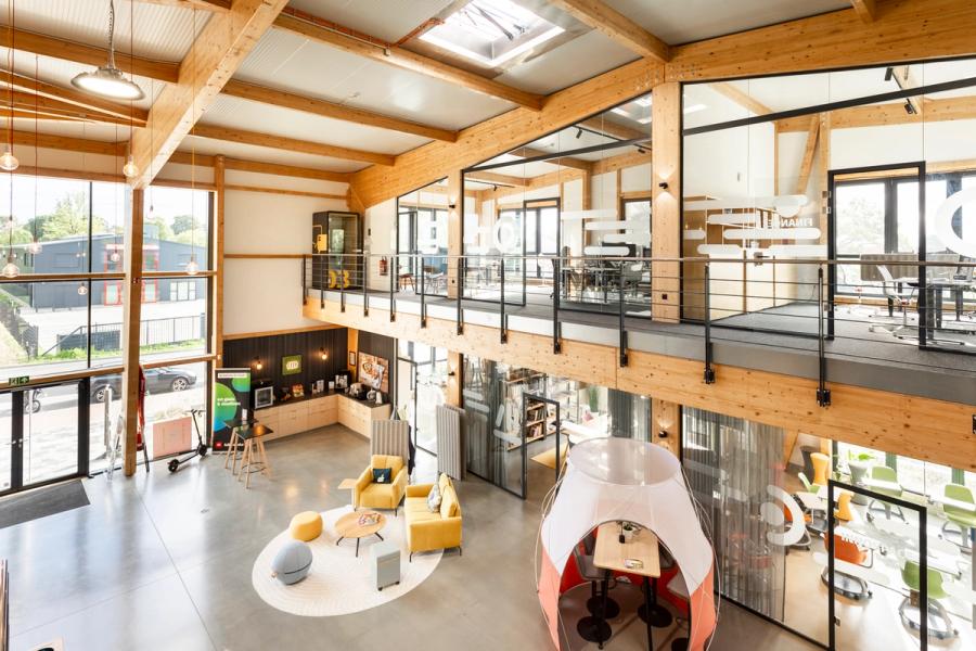 Holzhalle mit integrierter Zwischendecke, Medienhaus Falkemedia