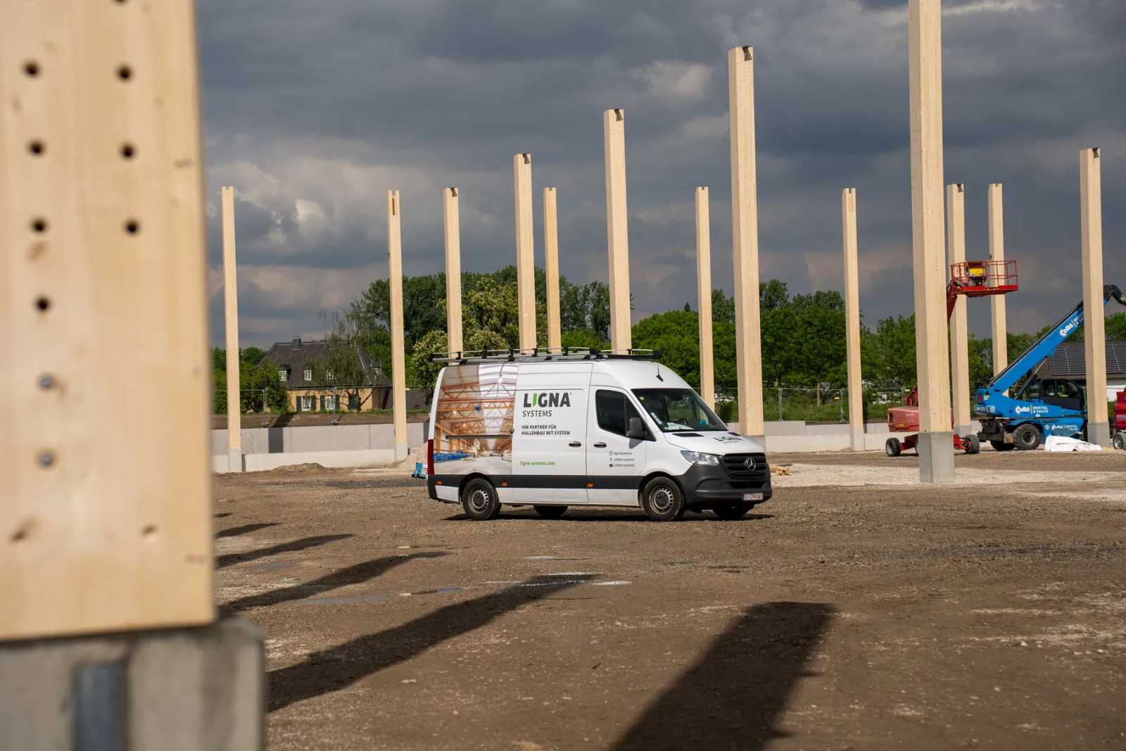 Stützenfeld aus Holz-Rohrstützen auf der SEGRO-Baustelle mit Montagefahrzeug