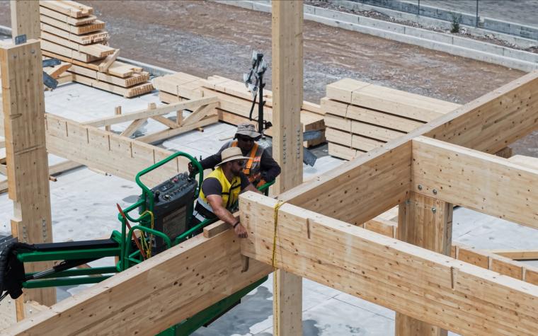Monteure richten die Balkenlage der Zwischendecke aus