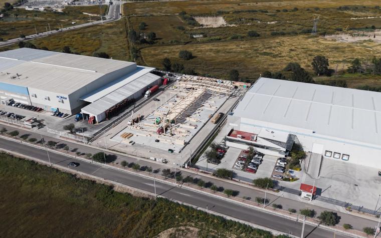 Luftbild der Baustelle mit beginnender Tragwerksmontage