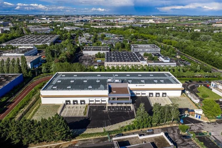 Luftbild des Logistikzentrums mit Verladehöfen und Logicor-Schriftzug