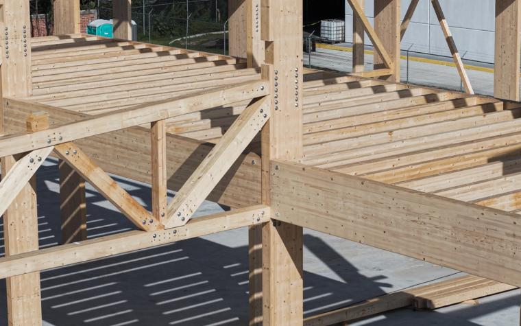 Detail der Holzverbindungen zwischen Trägern und Streben