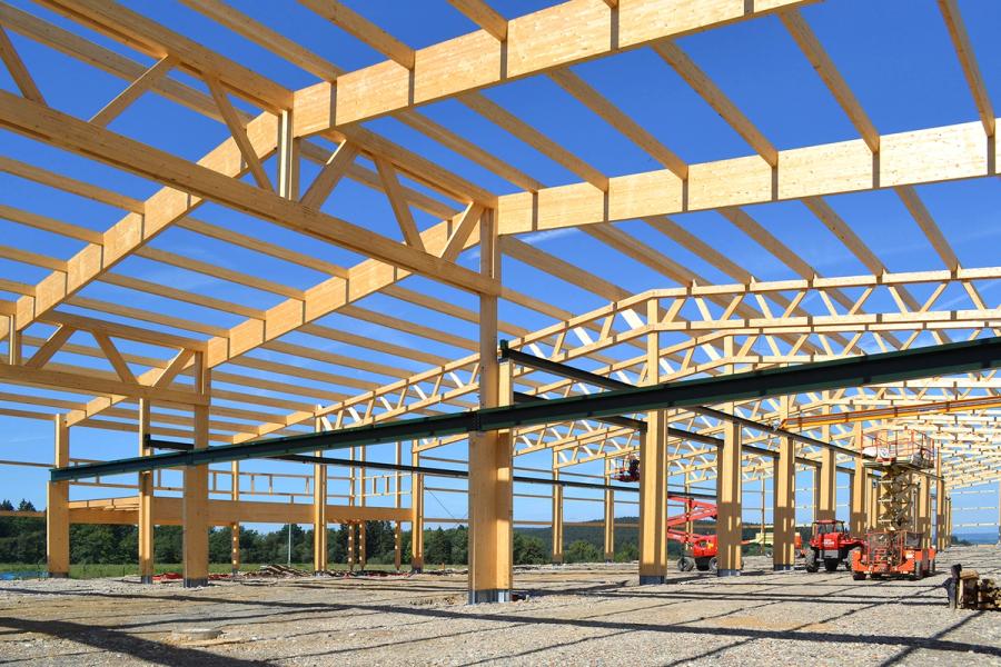 Industriehalle aus Holz mit sichtbarem Tragwerk
