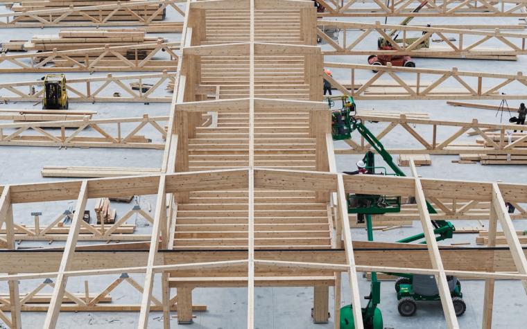 Luftbild der in Reihen ausgelegten Fachwerkträger vor der Montage