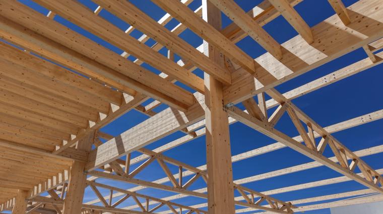 Giebelseite des Holztragwerks mit aufgesetzter Mezzanine