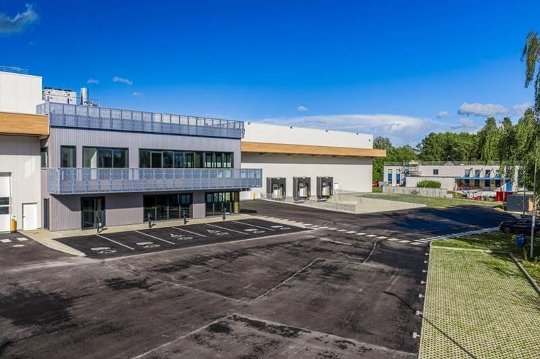 Außenansicht mit Büroteil, Stellplätzen und Verladetoren