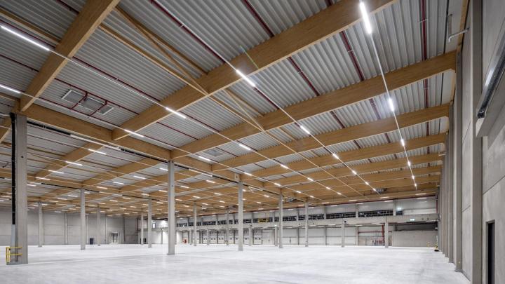 Logistikzentrum Krostitz mit Holz-Dachtragwerk von LIGNA systems