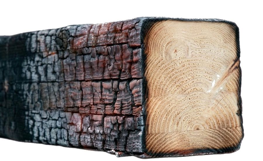 Verkohlter Holzbalken: schützende Abbrandschicht aussen, tragender Holzkern innen intakt
