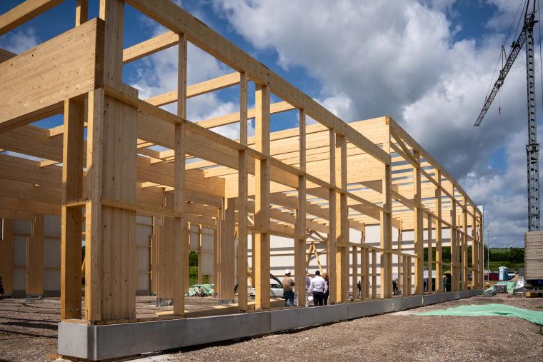 Holztragwerk im Aufbau mit Kran