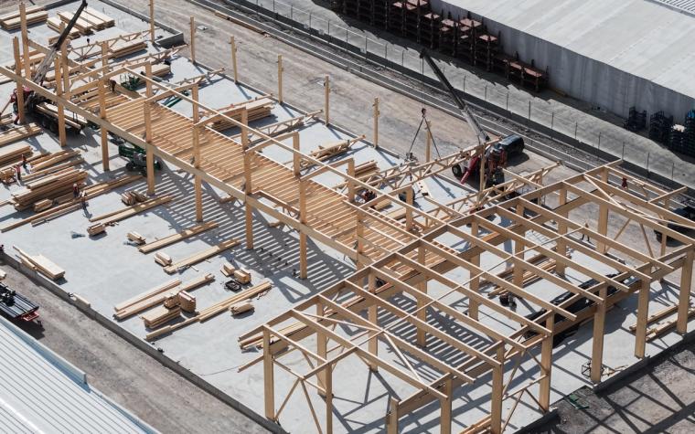 Luftbild der Hallenmontage mit ausgelegten Fachwerkträgern