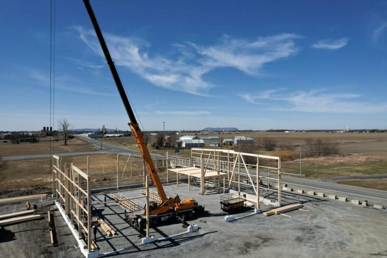 Vue aérienne du chantier avec la grue mobile en place au début du montage de l’ossature