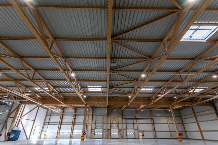 Untersicht des Hallendachs mit Brettschichtholz-Fachwerkträgern und Lichtbändern