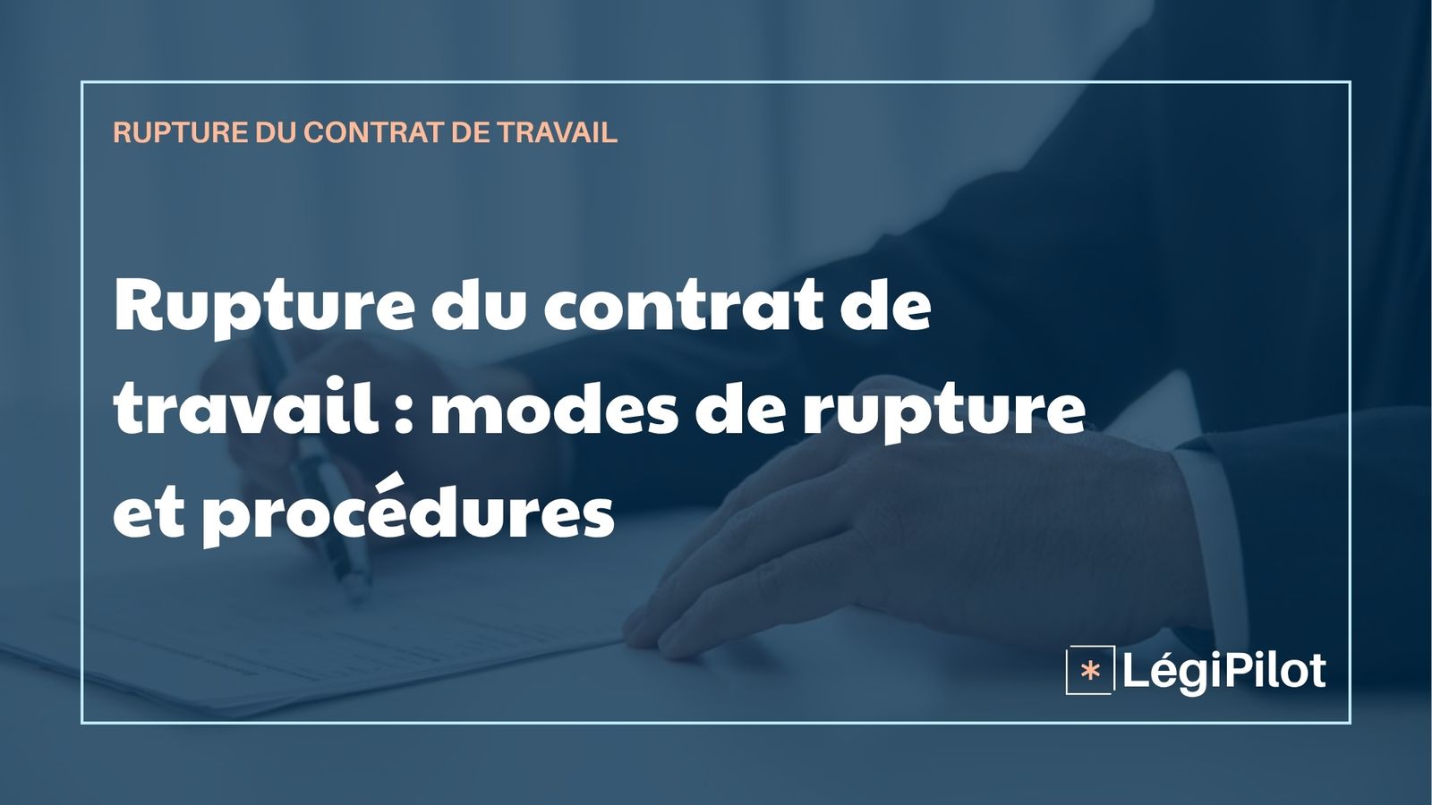 Un homme qui signe un document papier avec un stylo.