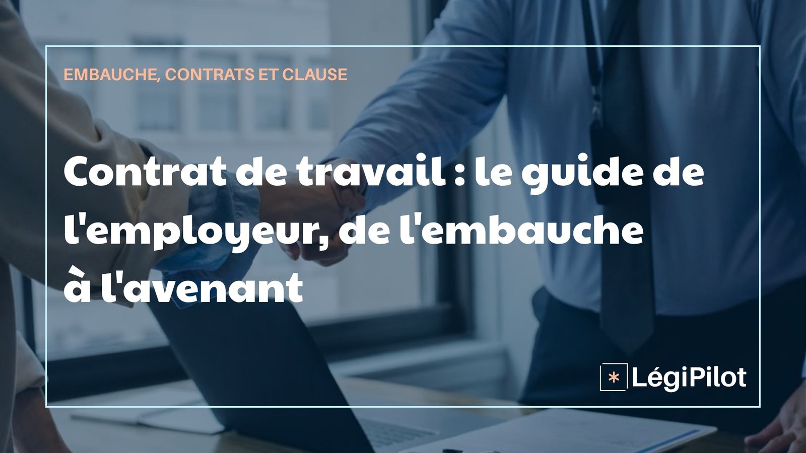 2 personnes qui se serrent la main en arrière plan avec du texte au premier  
