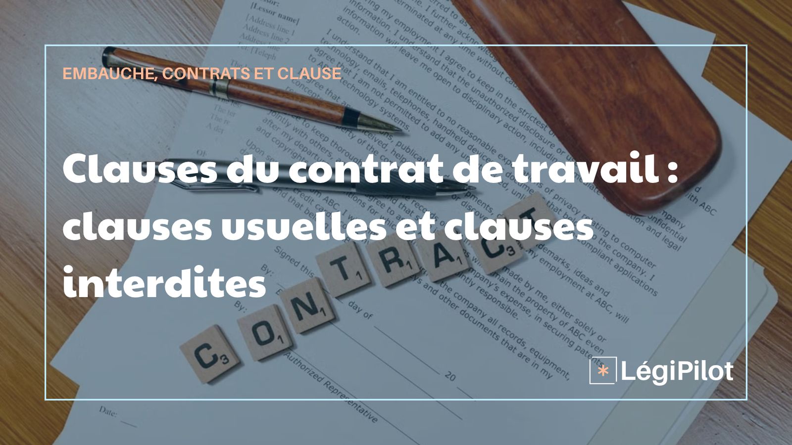 Des pages d'un contrat sur une table avec les lettre qui forment le mot "contract"