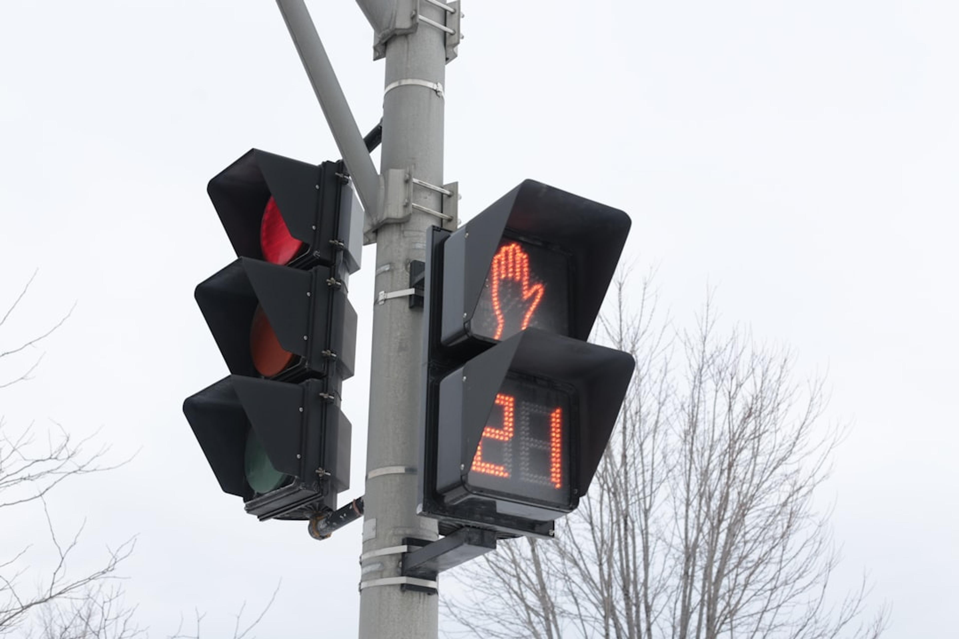 a traffic light that has a red light on it