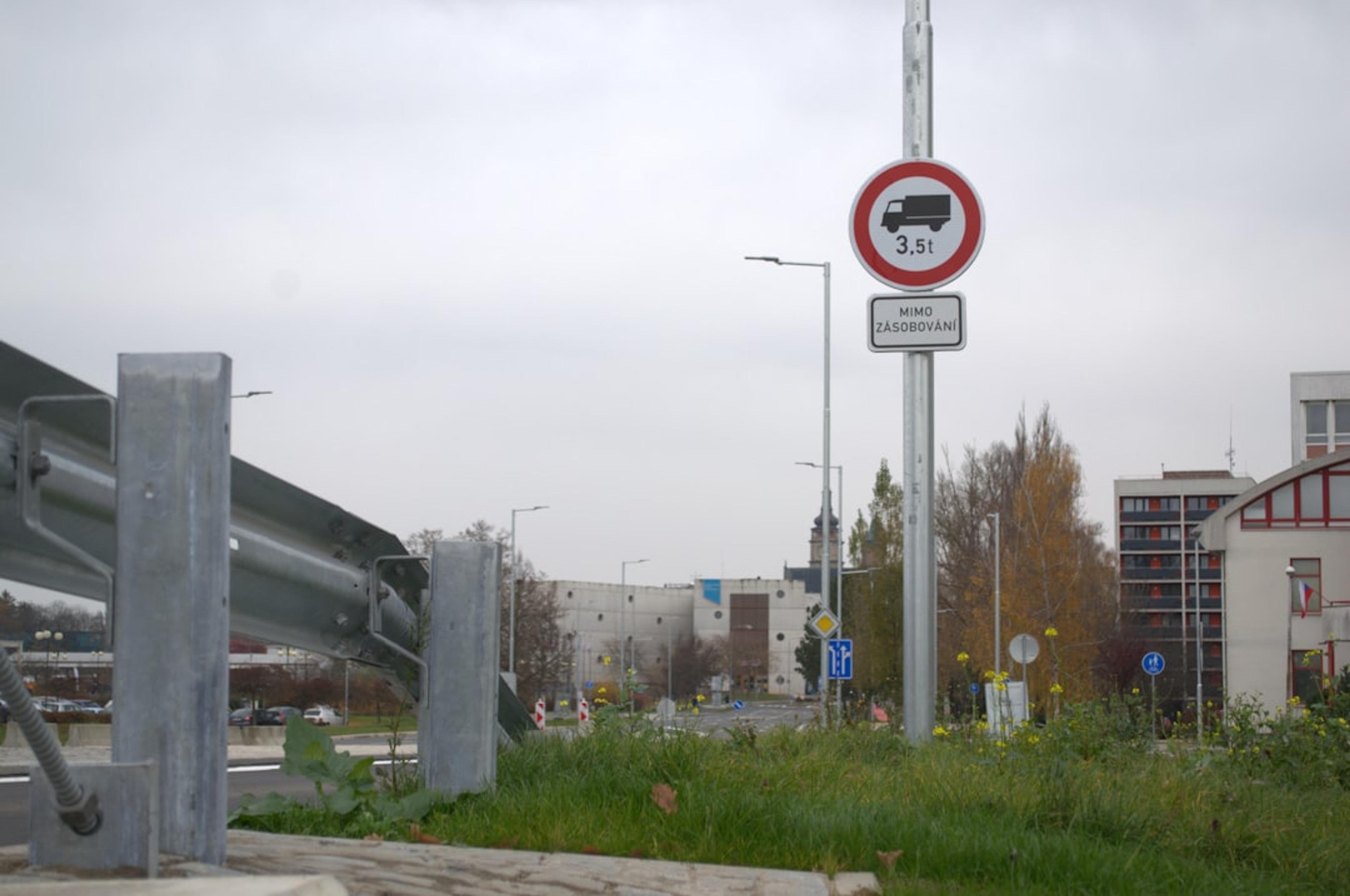 Road sign indicating truck weight limit