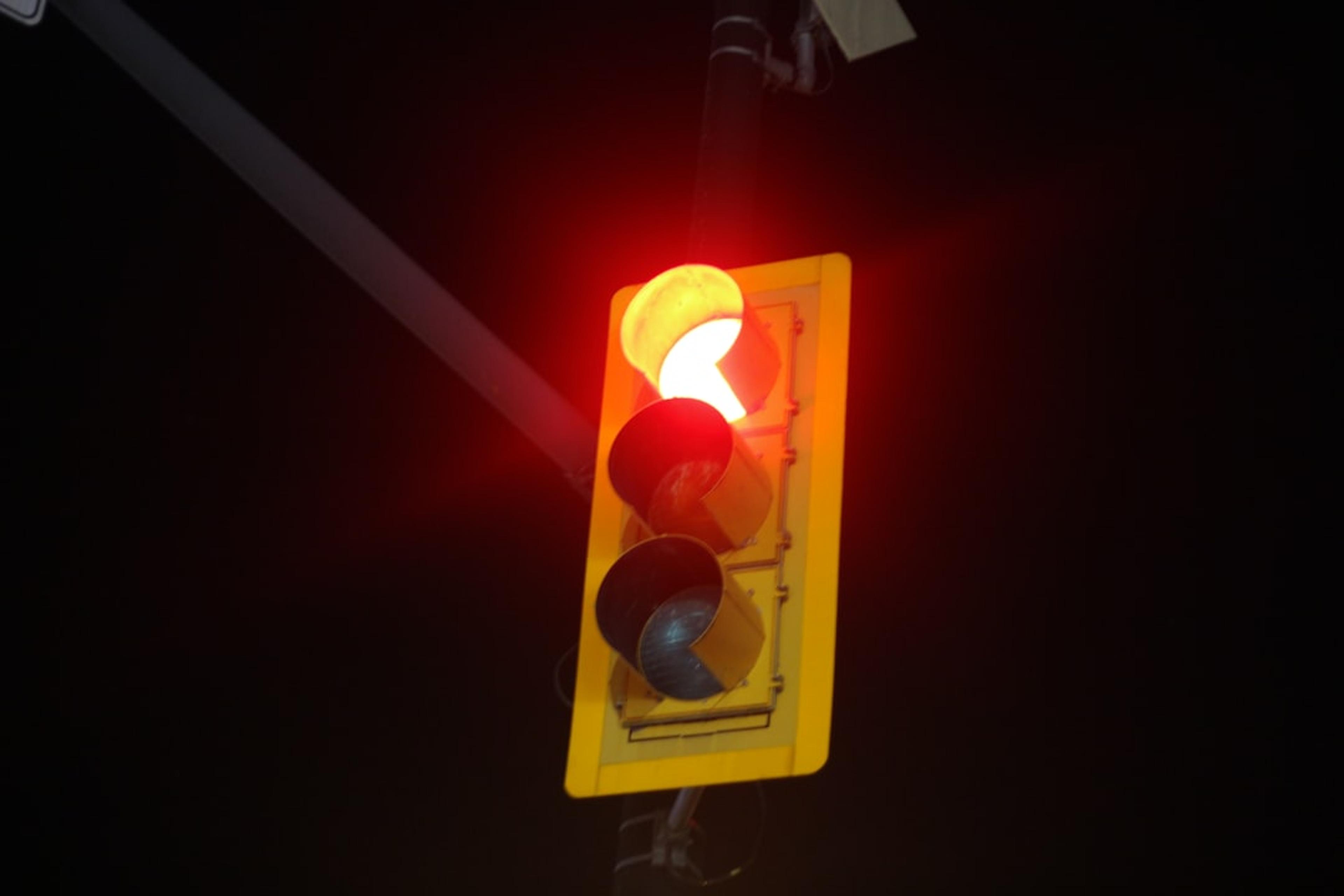 a traffic light with a red light in the dark