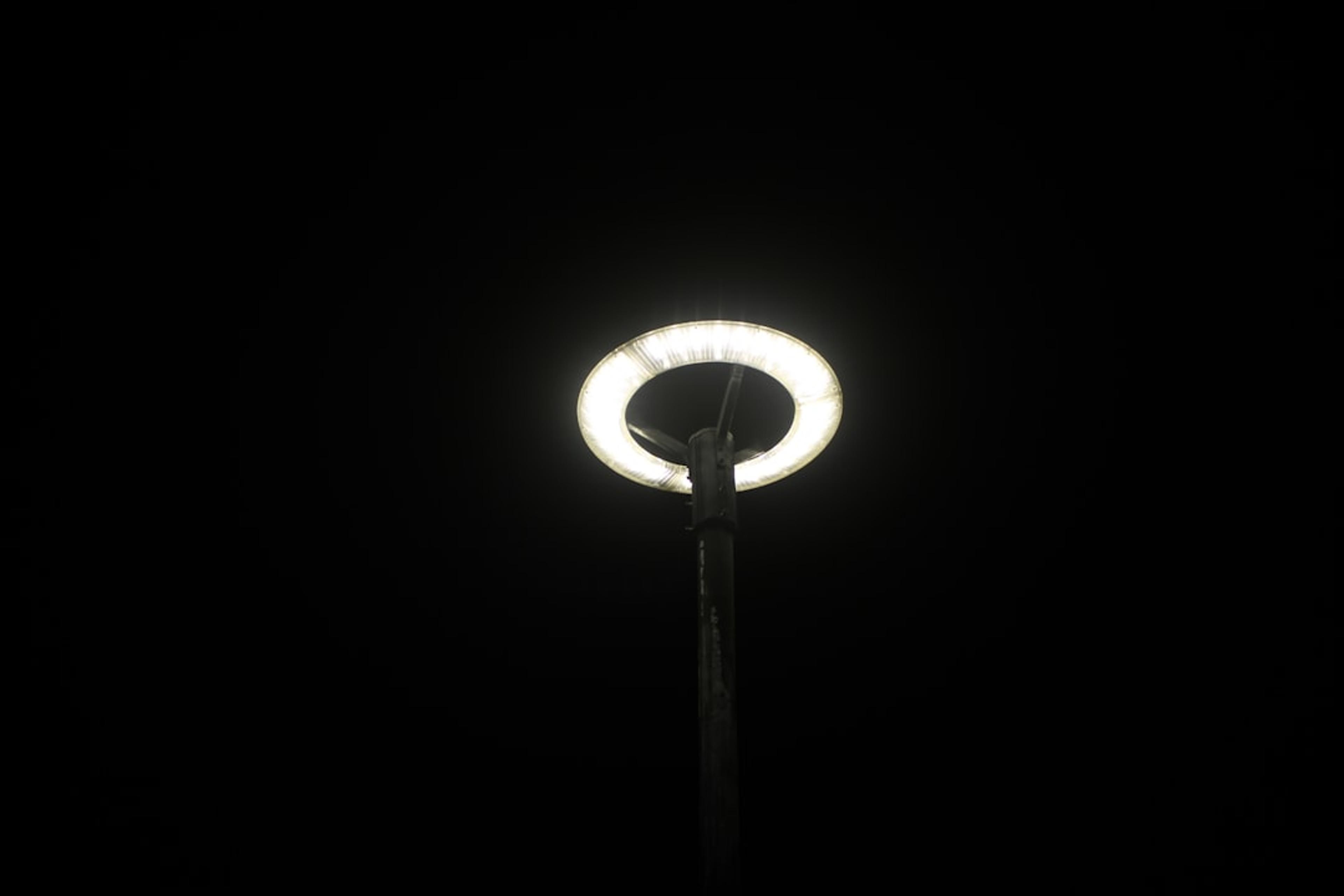 A street light lit up in the dark