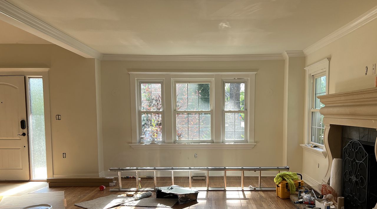 Heather’s living room before her Havenly redesign
