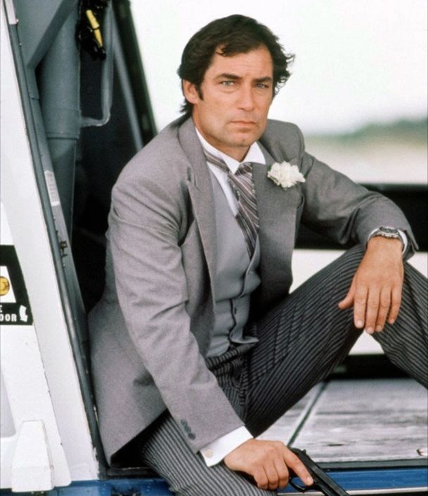 James Bond and the Tie Clip – Bond Suits