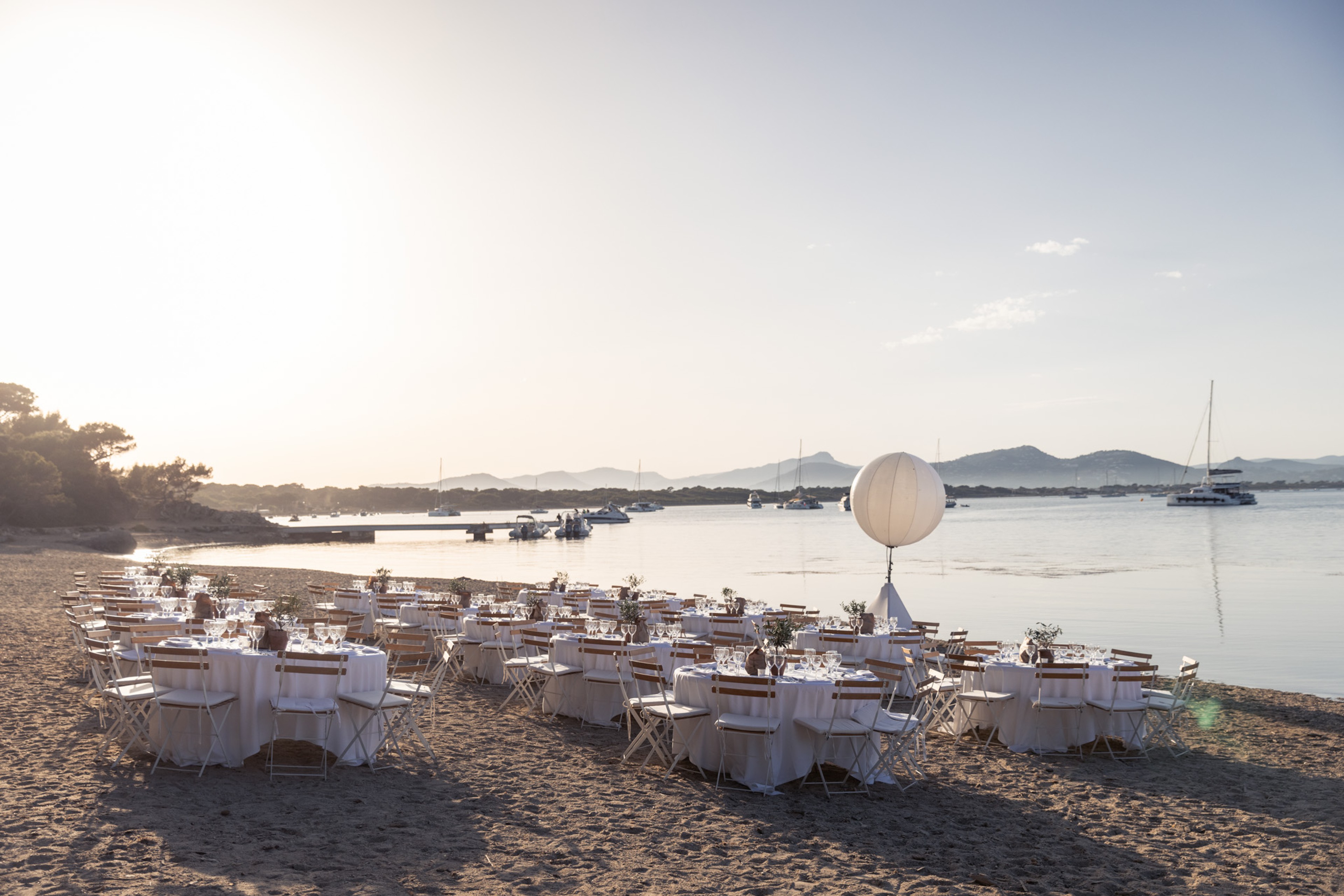 Soirée de gala sur une plage 