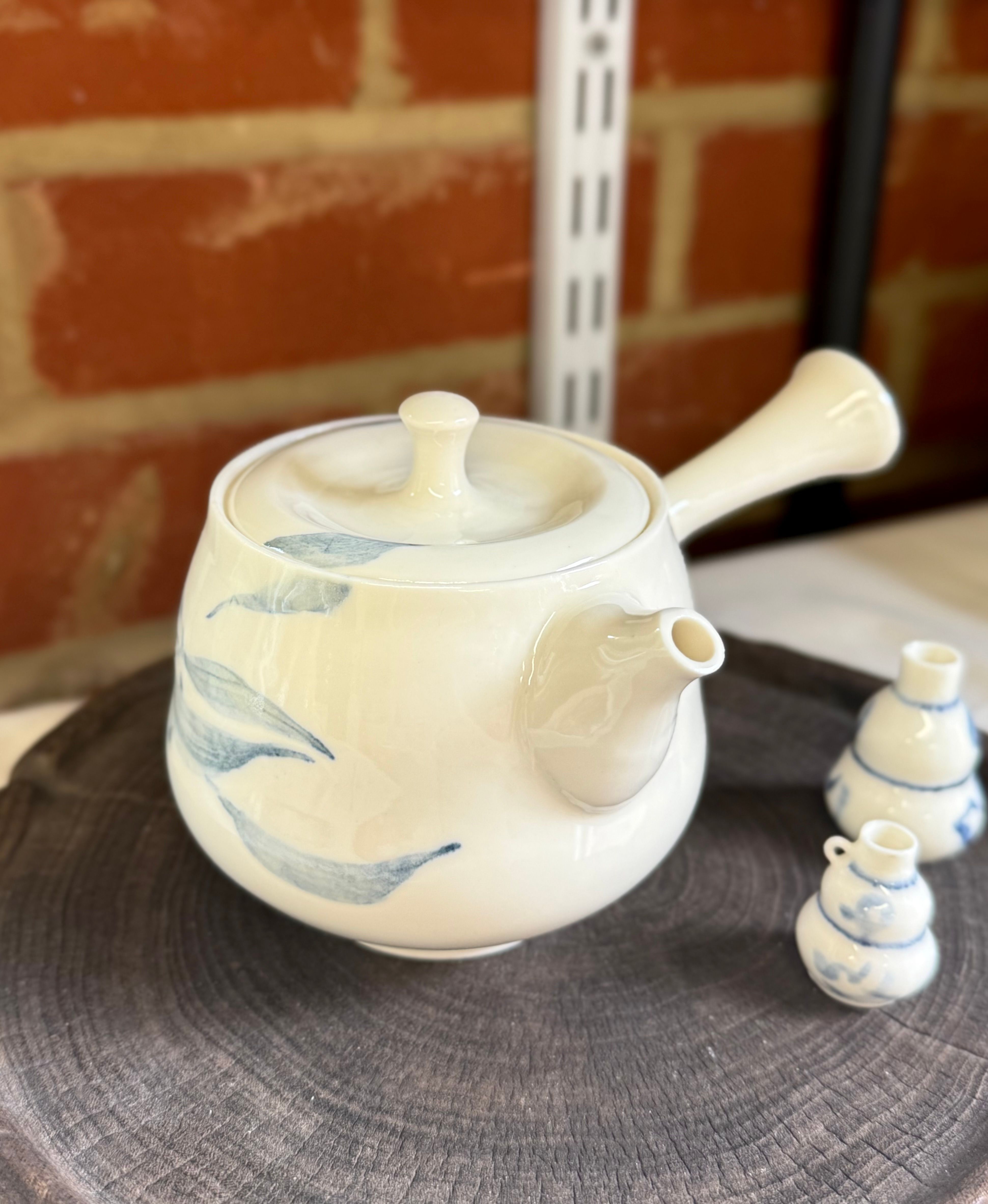 Side handled porcelain teapot 
