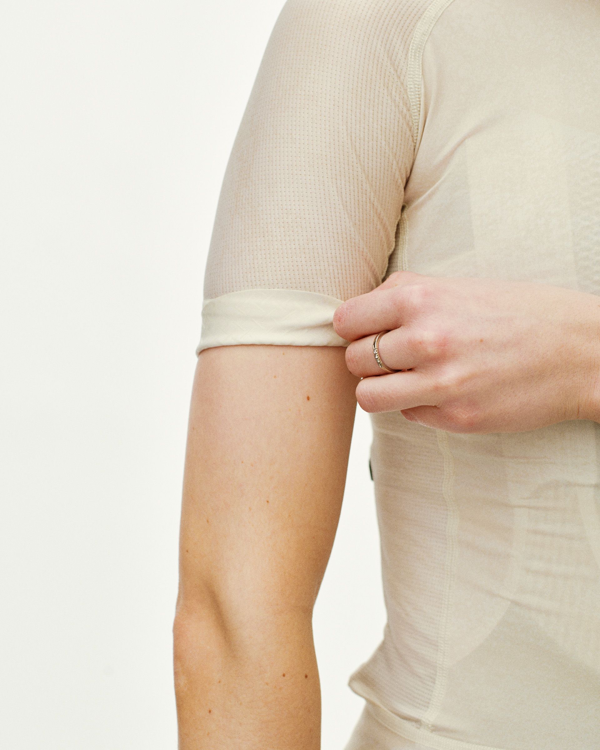 Off White Mechanism cycling jersey on model showing ribbed sleeve detail